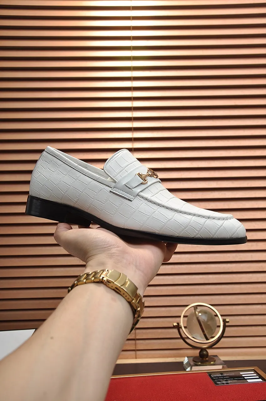 Men's shoes💰500💶Italy's top luxury men's shoe giant (GUCCI) (Gucci) (full cowhide lining) new arrival🍃Original European style🔰 Pleasant to the eye😍In order to make the shoes more durable and non-deformable🌀The production continues to follow traditional methods but there is still no lack of innovation💪Choose original sheepskin for the leather♻️ Smooth and natural And extra bright ⭐Made of imported cowhide, the first choice of rich people 38-45 (45 customized)